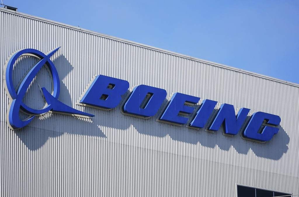 El logotipo de Boeing en la fábrica de la compañía, el 24 de septiembre de 2024, en Renton, Washington