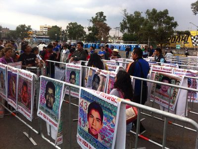 Recuerdan a los 43 desaparecidos con concierto de rock en el Estadio Azteca