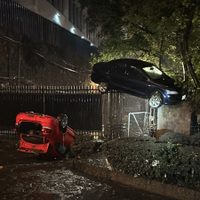 Automóvil queda suspendido sobre una reja a causa de las lluvias en la CDMX (Video)