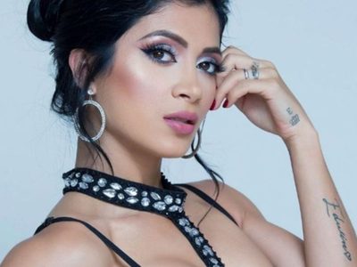 "¡Frente al espejo y no lleva...!" Kimberly Flores enloquece todo Instagram con esta postal