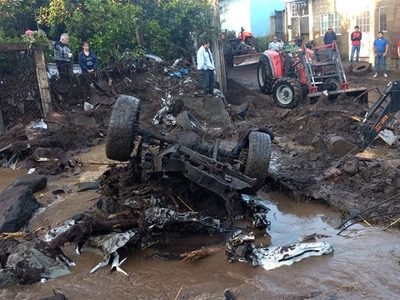 Suman seis muertos tras paso de tromba en Peribán; hay ocho desaparecidos