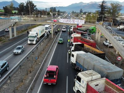 Un grupo de camioneros protesta contra el Gobierno de Chile y corta parcialmente una ruta: qué exige