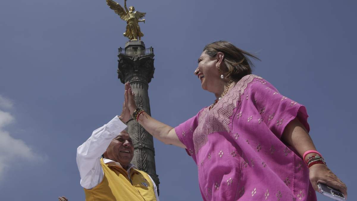 Xochitl Gálvez saluda a Jesús Zambrano el domingo 3 de septiembre, cuando recibió su constancia como coordinadora del Frente Amplio en el Ángel de la Independencia