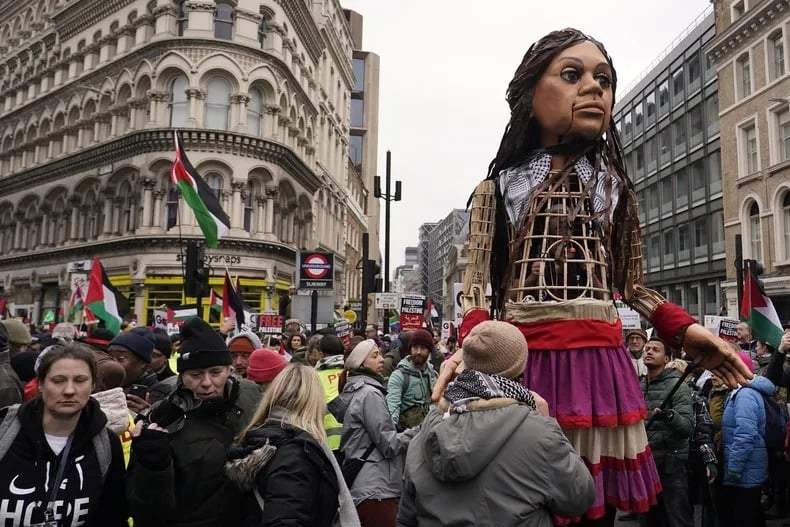 "La Pequeña Amal", marioneta que representa a una refugiada siria de 10 años, en la manifestación en apoyo a los palestinos, en Londres