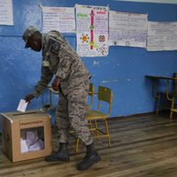 Ecuatorianos votan en una consulta popular que busca endurecer lucha contra el crimen