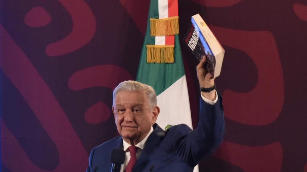 El presidente mostró un ejemplar de su libro "Gracias"