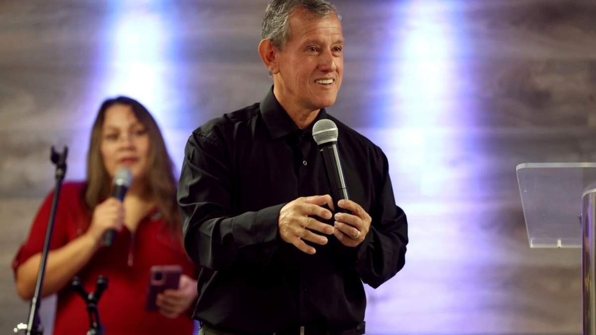 El pastor Arturo Laguna durante un servicio religioso en Casa de Adoración en Phoenix