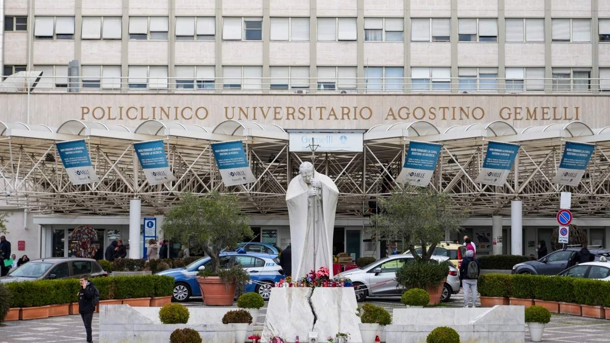 Una escultura del papa Juan Pablo II se ve ante la Policlínica Agostino Gemelli en Roma, donde está hospitalizado el papa Francisco, el lunes 17 de febrero de 2025