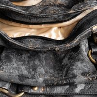 Si tus carteras de cuerina se pusieron viejas, no las descartes: revivilas con un truco simple y sin gastar