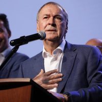 El gobernador de Córdoba recortó el 45% del salario de los políticos