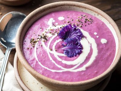 Reconfortante, saludable y fácil: la receta de sopa de repollo morado que tenés que probar este invierno