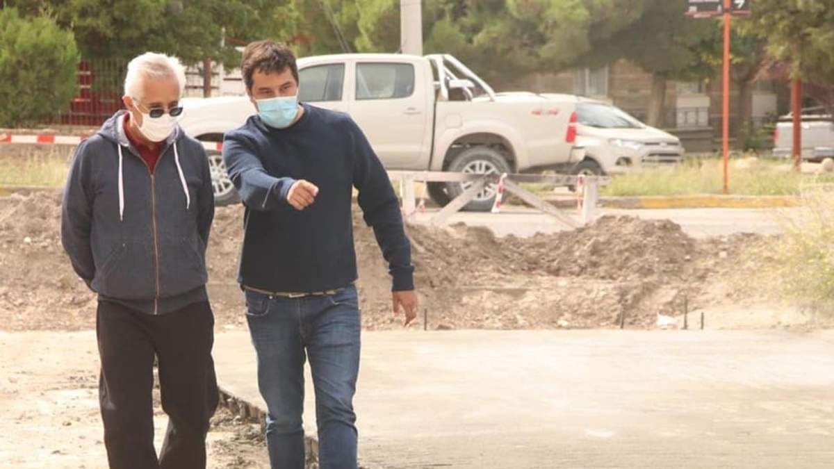 Carlos Koopmann recorrió la obra de pavimentación sobre calle Rahue. Fuente: (Facebook)