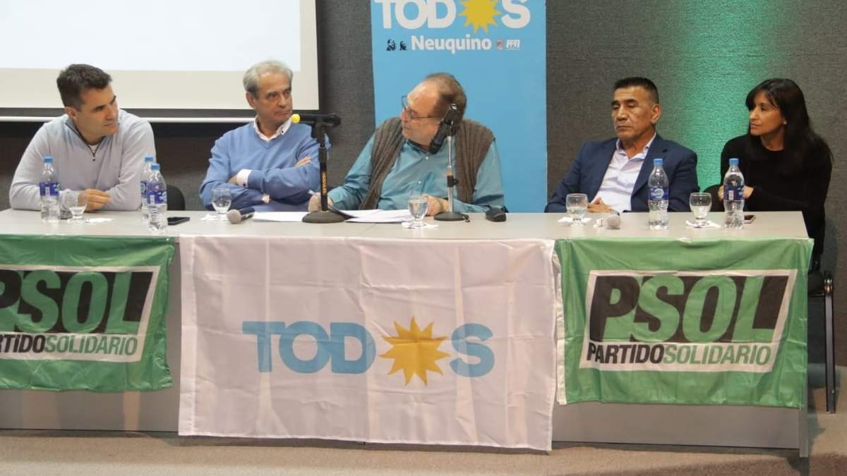 Carlos Heller y los candidatos del Frente de Todos presidieron el acto en el auditorio de la UNCo. Fuente: (Prensa FdT)