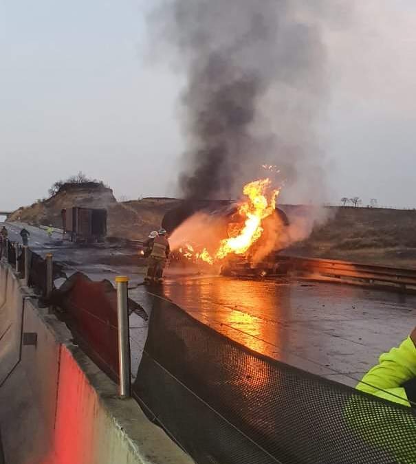 Pipa que transportaba 37 mil litros de combustoleo se incendió
