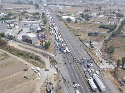 Tras seis horas de bloquear la autopista México-Puebla, pobladores logran evitar “despojo” de agua