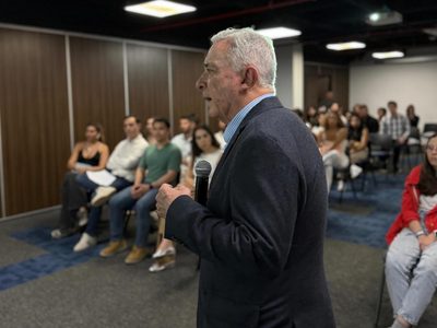 Condenan al expresidente Álvaro Uribe por soborno