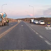 Fuerte choque de un auto contra un patrullero en la Autovía Norte