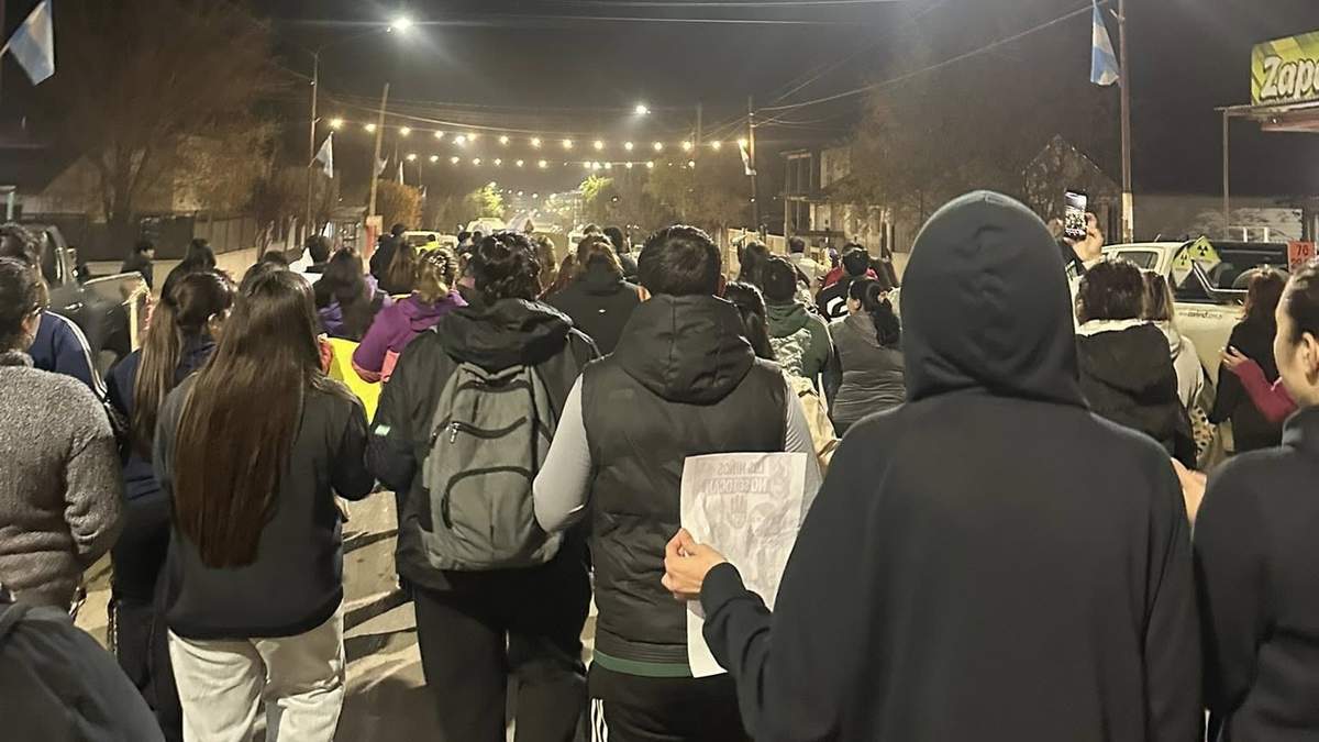 La protesta por las calles de Añelo. Fuente: (Facebook)