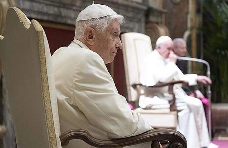 El Papa emérito es acusado de no tomar cartas en el asunto de cuatro casos de abuso sexual