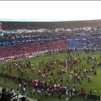 Suspenden partido de Gallos vs Atlas por batalla campal entre aficionados (Video)
