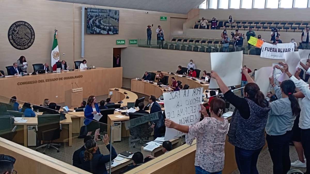 Protestas en la sesión del Congreso de Guanajuato