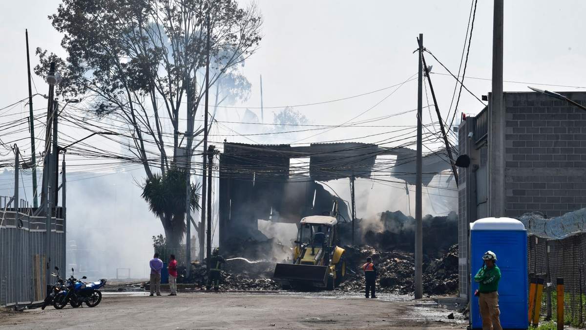 Labores de remoción y enfriamiento de escombros en el Mercado de Envases Vacíos de la Central de Abasto tras incendio