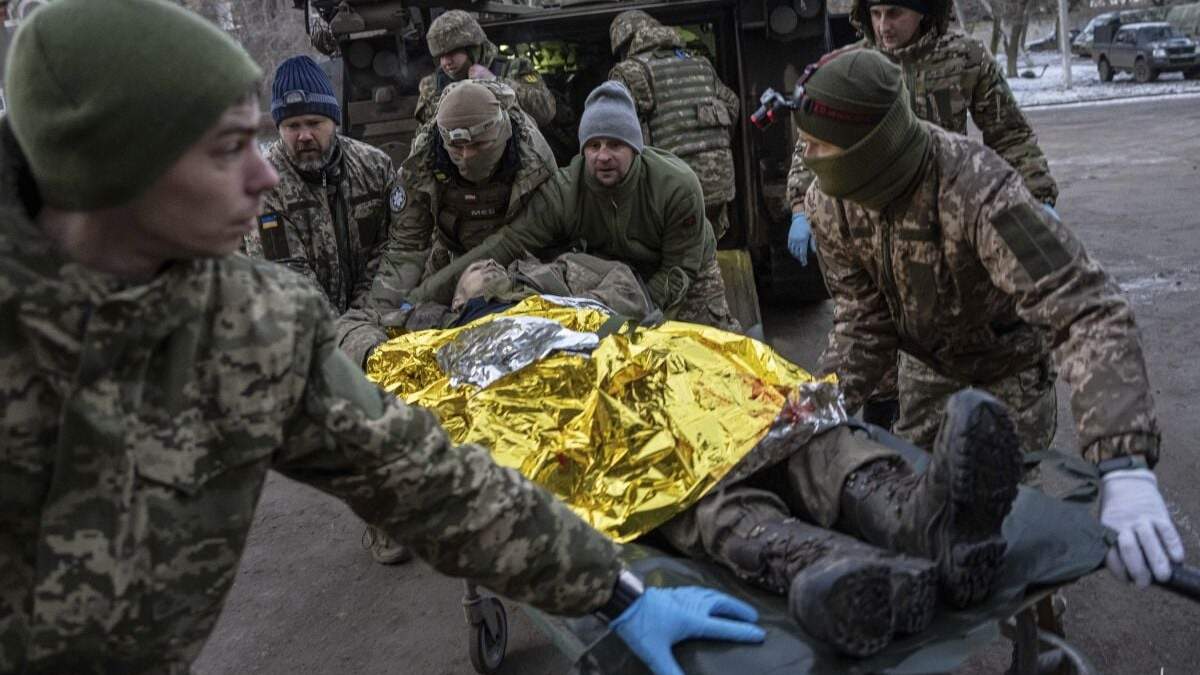 Médicos militares ucranianos trasladan a un soldado ucraniano herido desde el campo de batalla a un hospital en la región de Donetsk