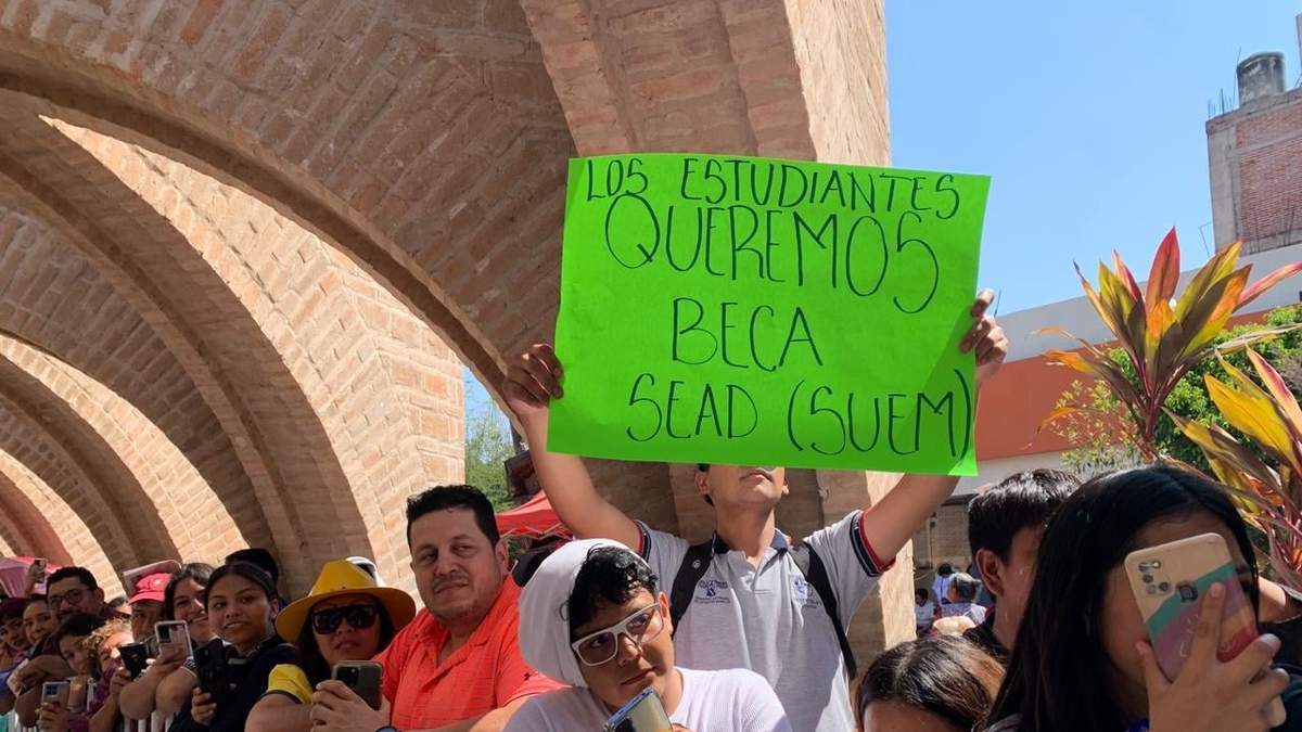 Estudiantes piden becas