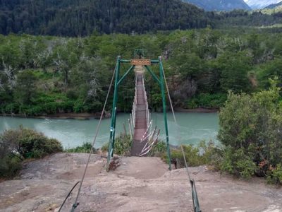 Por ruptura de la pasarela Los Césares del Río Manso, Intendencia de Parques cerró las sendas