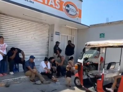 Mototaxistas de Juchitán retienen a empleados de tienda de motocicletas
