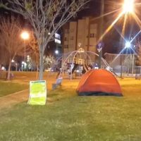 Una pareja con cinco hijos tuvo que dormir en una plaza en Santa Genoveva por no conseguir alquiler