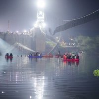 Puente colgante se derrumba en India; hay 91 muertos y 100 desaparecidos (Video)