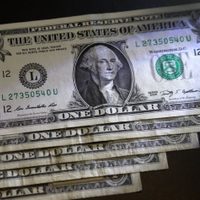 El Gobierno Nacional logró frenar la suba del dólar, pero terminó la semana con casi 100 pesos de aumento