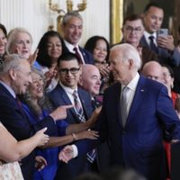 Medio millón de migrantes podrían naturalizarse estadunidenses según nuevo plan de Biden