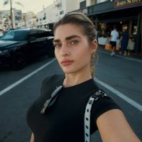 Effortless y sofisticado: Marta Fort posó con un outfit de dos piezas que es furor en primavera