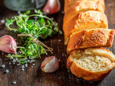 No tires el pan duro: hacé estos chips de pan de ajo con esta receta simple y deliciosa