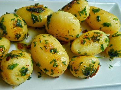Papas al ajo, limón y cilantro: una receta rápida y rica que te va a salvar la cena