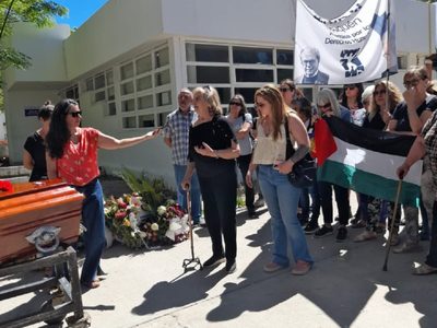 Multitudinaria y sentida despedida a Wálter Pérez, periodista y presidente de la APDH de Neuquén