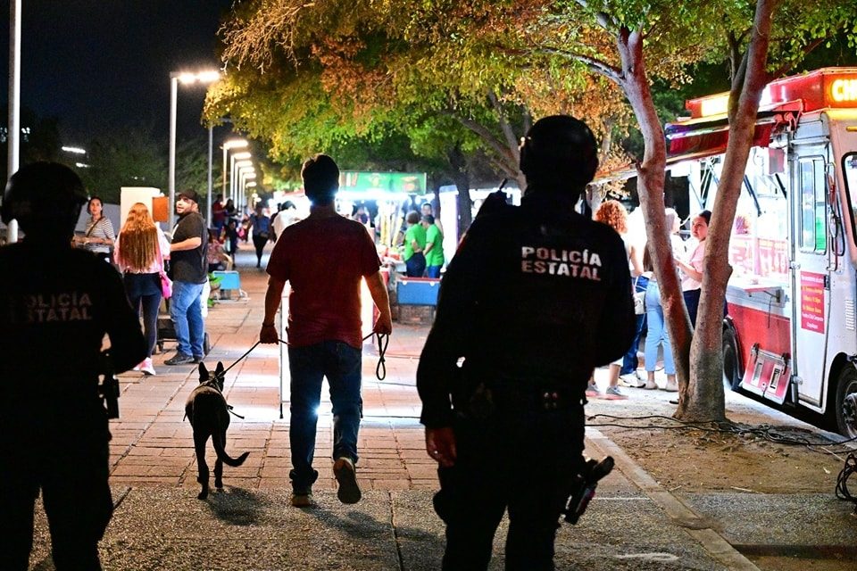 POLICÍAS VIGILANDO