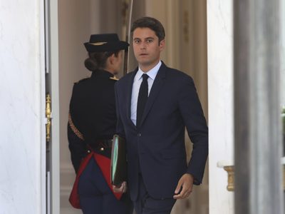 Macron acepta la renuncia del primer ministro, pero lo mantiene como jefe de gobierno provisional