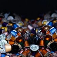 Con 2 cápsulas de café y algunas latas vacías: creá este divino proyecto para poner en tu mesa de luz