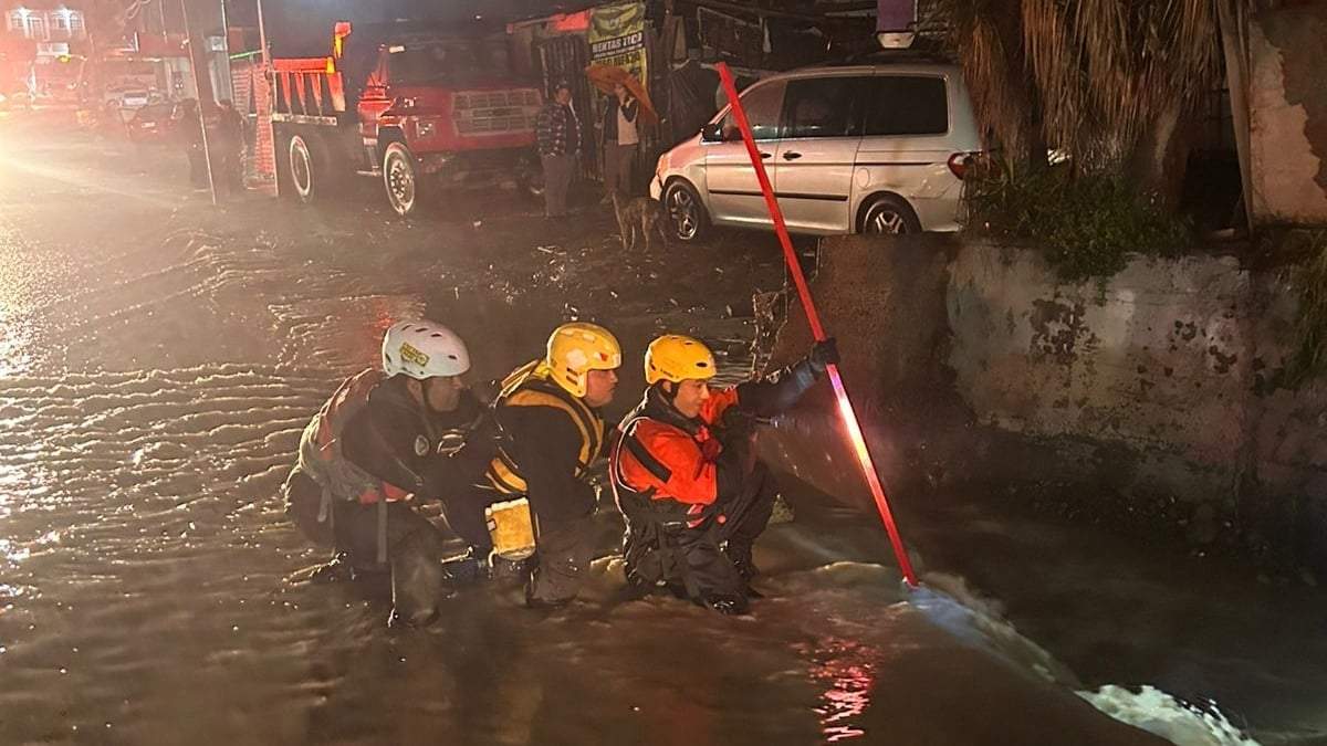Rescatistas durante el operativo de búsqueda de Franco, de 38 años