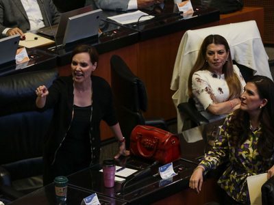 Senadores pelean por la actuación del gobierno ante el huracán Otis y la desaparición del Fonden