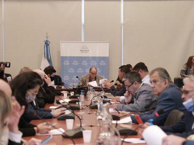 El Gobierno apunta al superávit con el Presupuesto 2024 y discute recortar beneficios a empresas