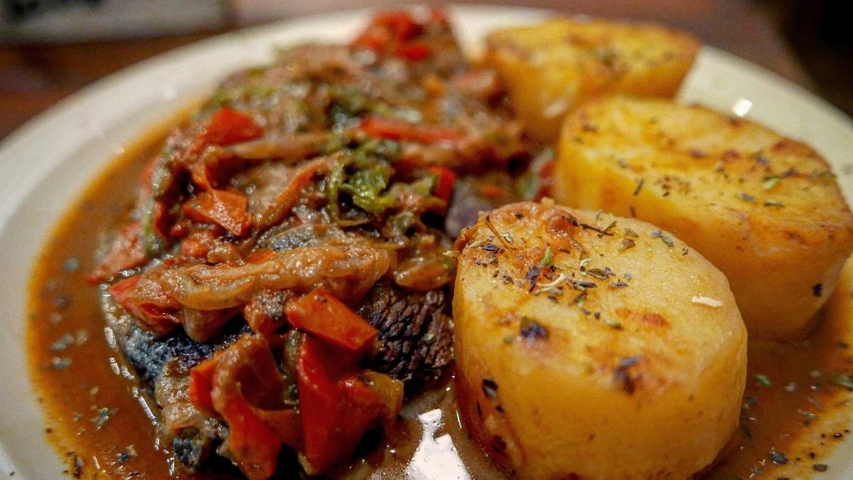 Bifes a la criolla. Fuente: (Twitter)
