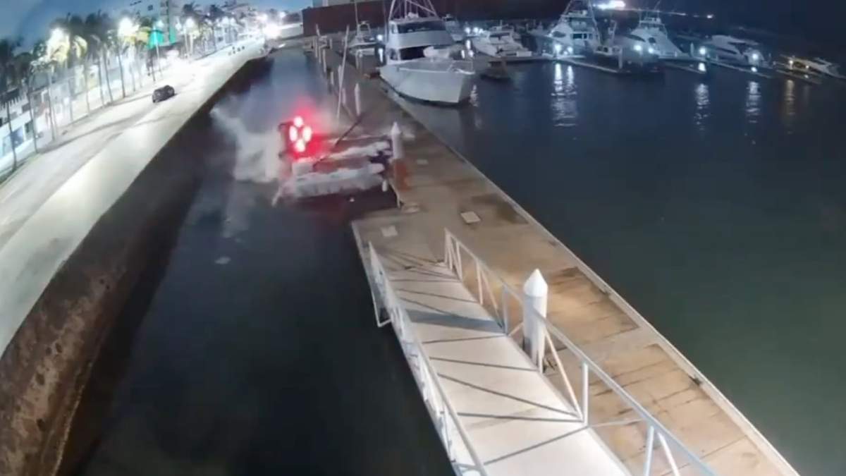 El momento en el que el vehículo impacta dos botes anclados en el Club de Yates