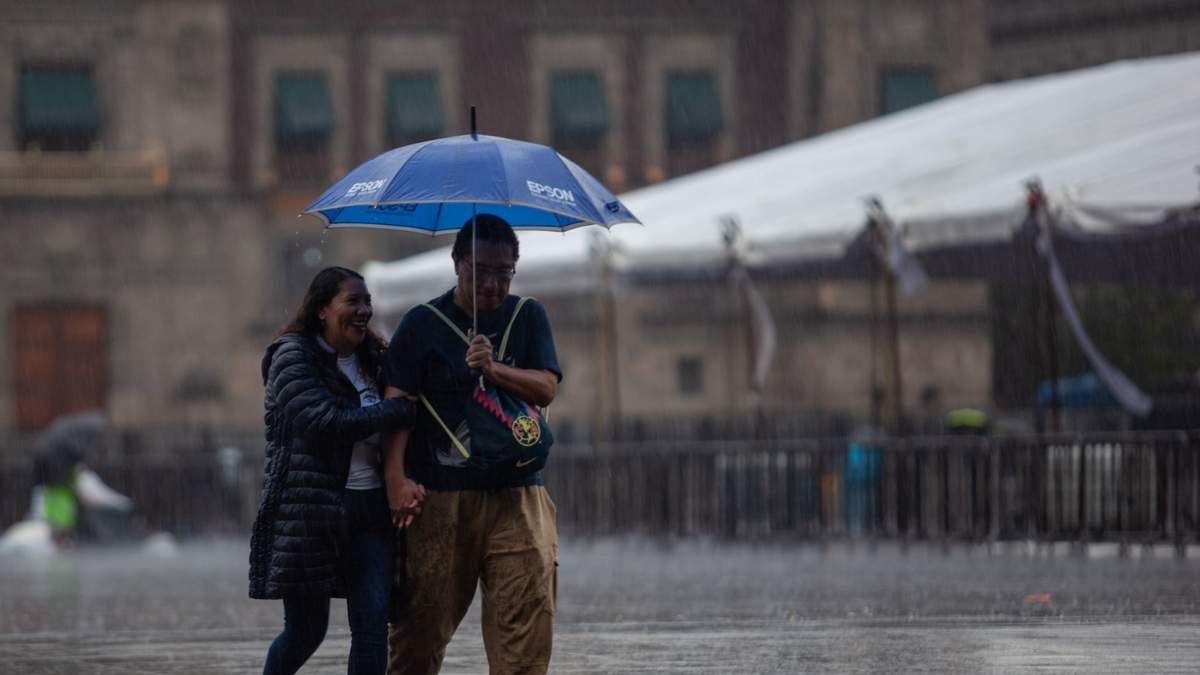 Una fuerte lluvia cayó este domingo en el primer cuadrante del Centro Histórico de la CDMX