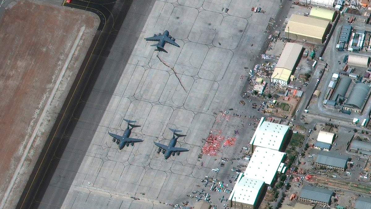 Personas suben a un avión en el aeropuerto de Kabul, Afganistán, donde ocurrió el atentado terrorista