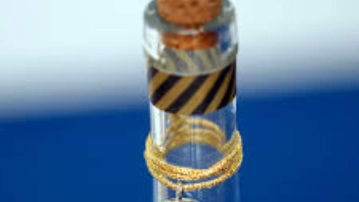 Una botella con agua potable de la Ciudad de Nueva York es mostrada en una conferencia de prensa sobre reparaciones realizadas al sistema de suministro de agua de la ciudad, en Nueva York