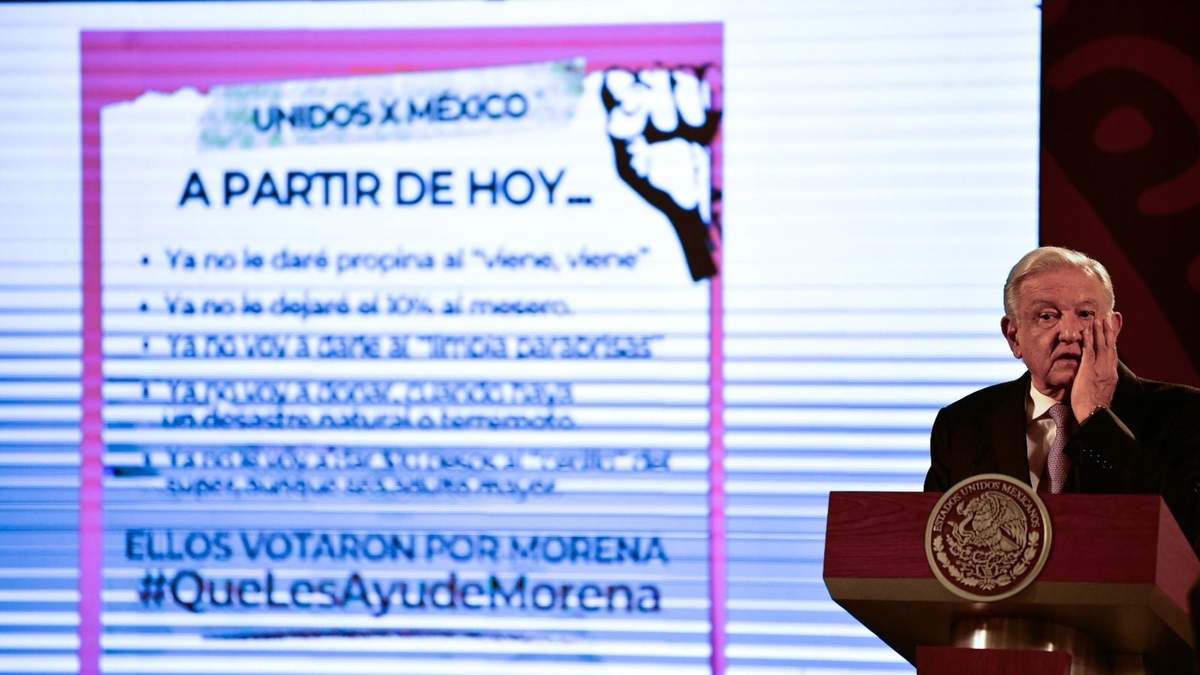 El presidente presentó durante su conferencia uno de los mensajes que circulan en redes sociales.